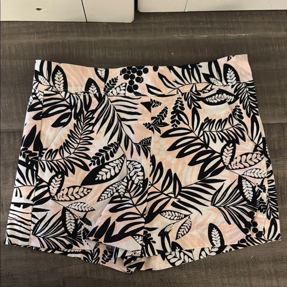 Janie and Jack Other - Janie and Jack Girls 5T White Shorts with Black and  Pink Leaf-Print